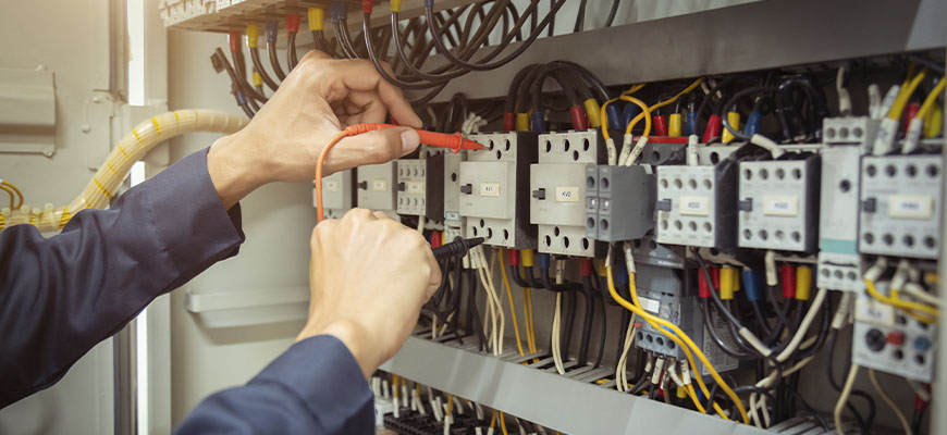 eletricista fazendo manutenção nos cabos