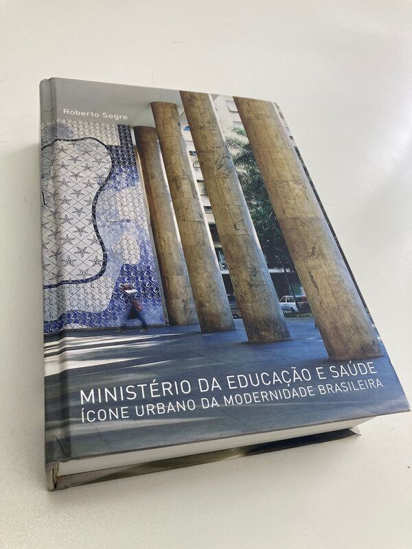 Capa do livro Ministério da Educação e Saúde: Ícone Urbano da Modernidade Brasileira, escrito por Roberto Segre.