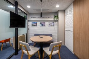 coluna articulada ema versátil e discreta para uso em escritório