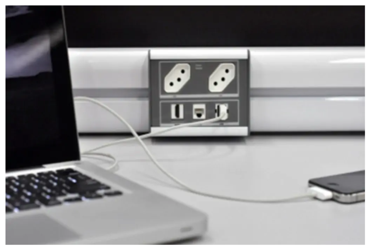 canaleta frog instalada em mesa de escritório