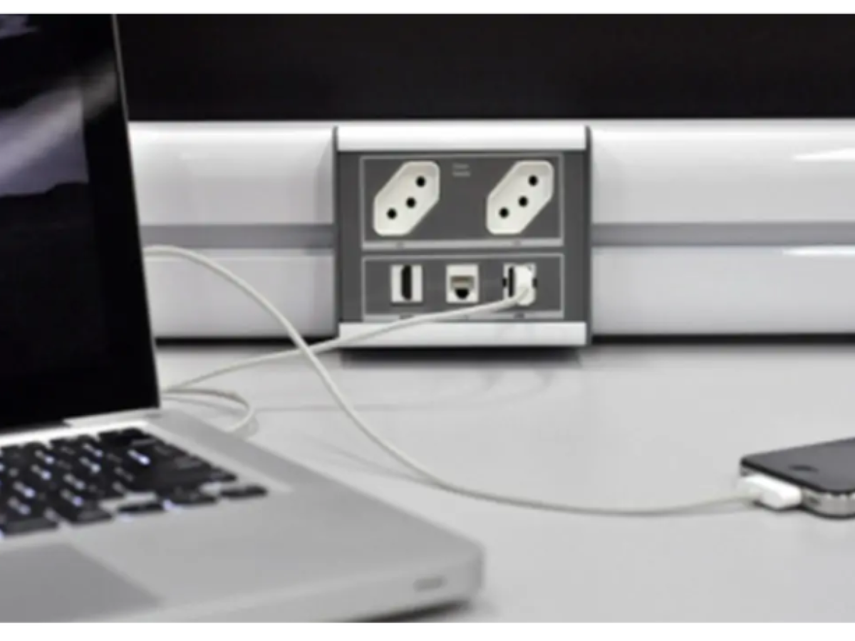 canaleta frog instalada em mesa de escritório