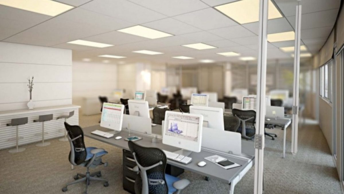colunas articuladas ema com tomadas instaladas em ambiente corporativo