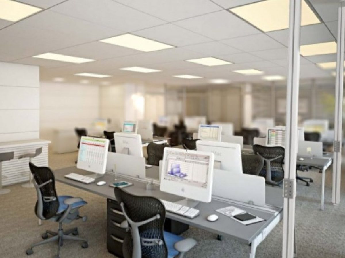 colunas articuladas ema com tomadas instaladas em ambiente corporativo