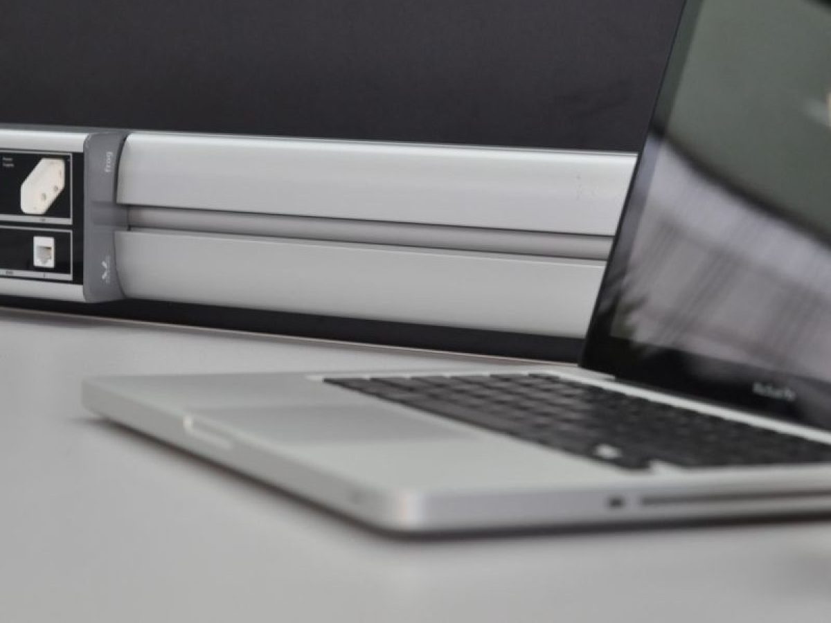 Canaleta Articulada Frog Valemam aplicada em escritório