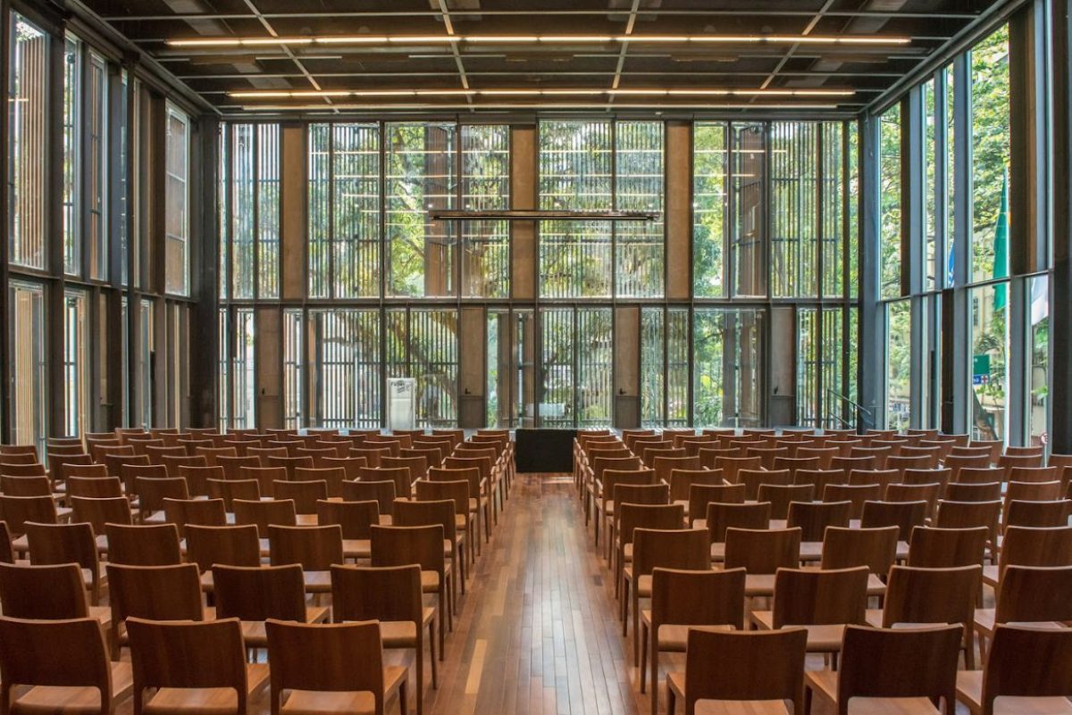 Design biofílico integrando soluções de cabeamento em ambientes verdes