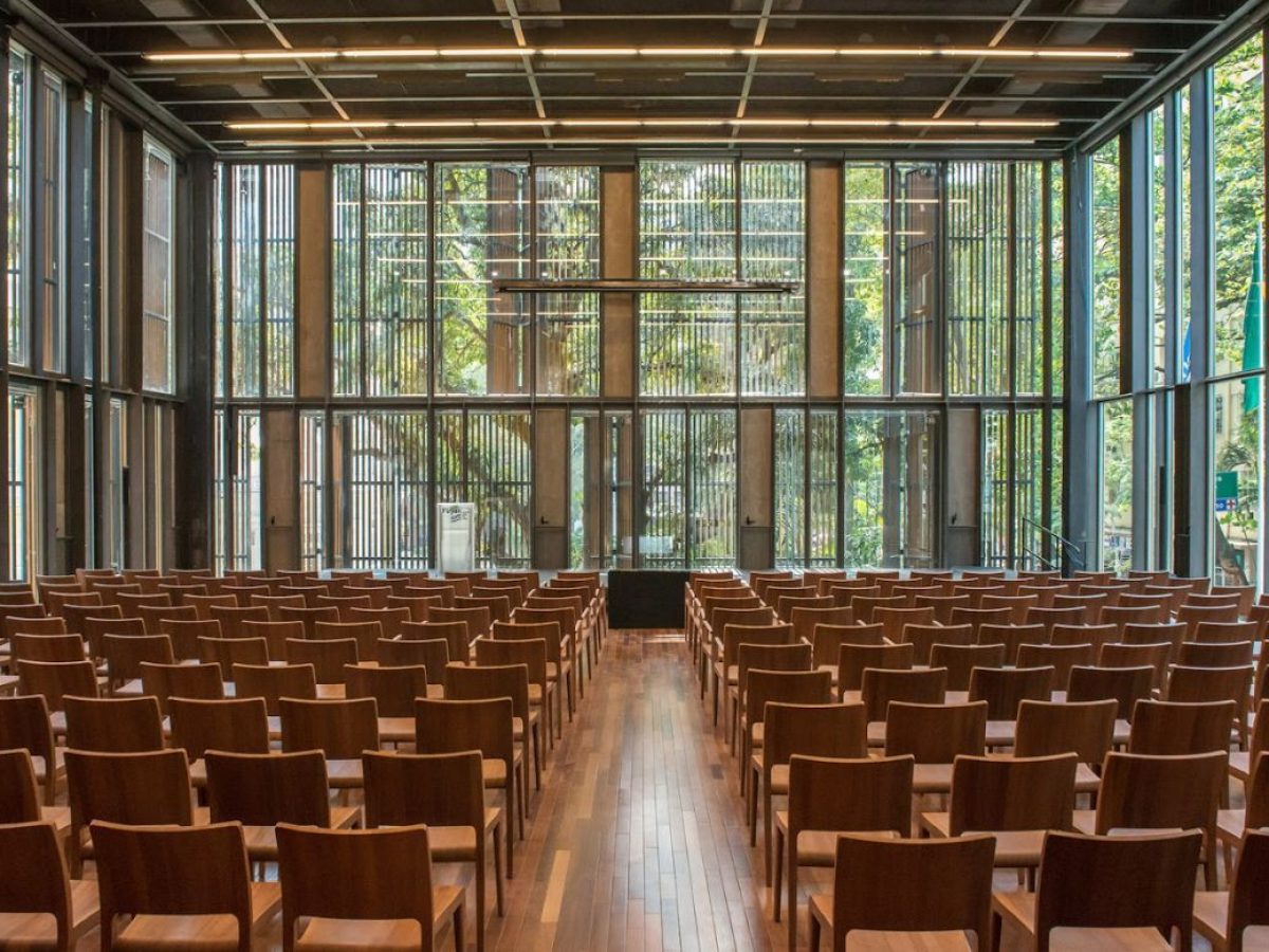 Design biofílico integrando soluções de cabeamento em ambientes verdes