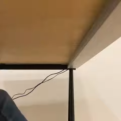 canaleta frog instalada embaixo da mesa