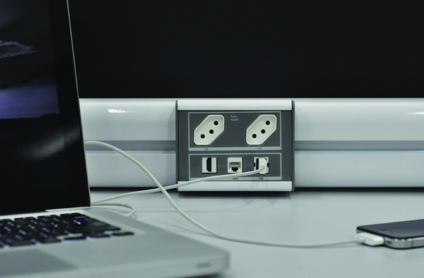 canaleta frog instalada em mesa de escritório