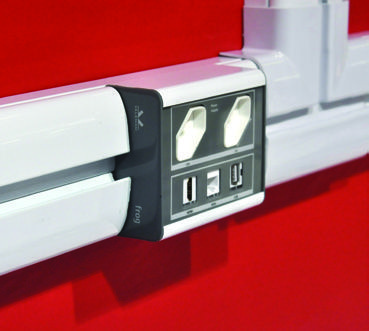 cluster instalado em canaleta com tomadas e conexões