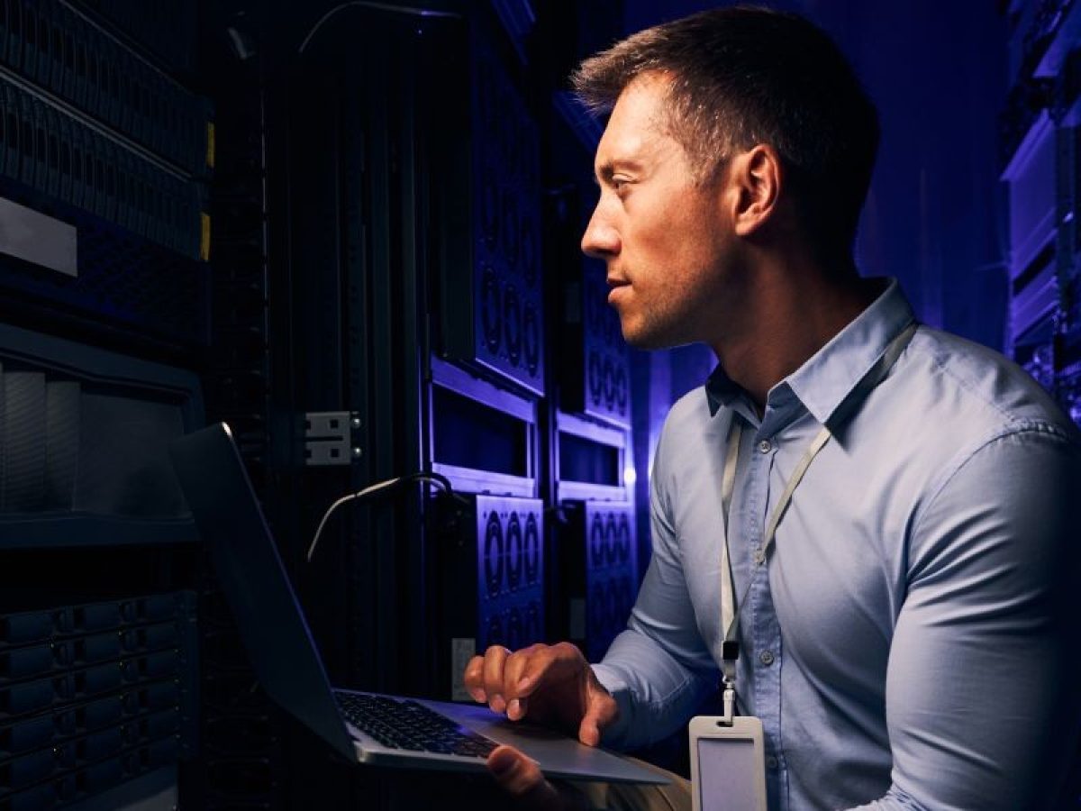 profissional de TI verificando equipamentos de hardware do data center