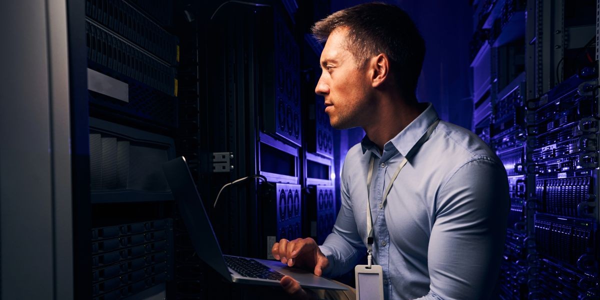 profissional de TI verificando equipamentos de hardware do data center