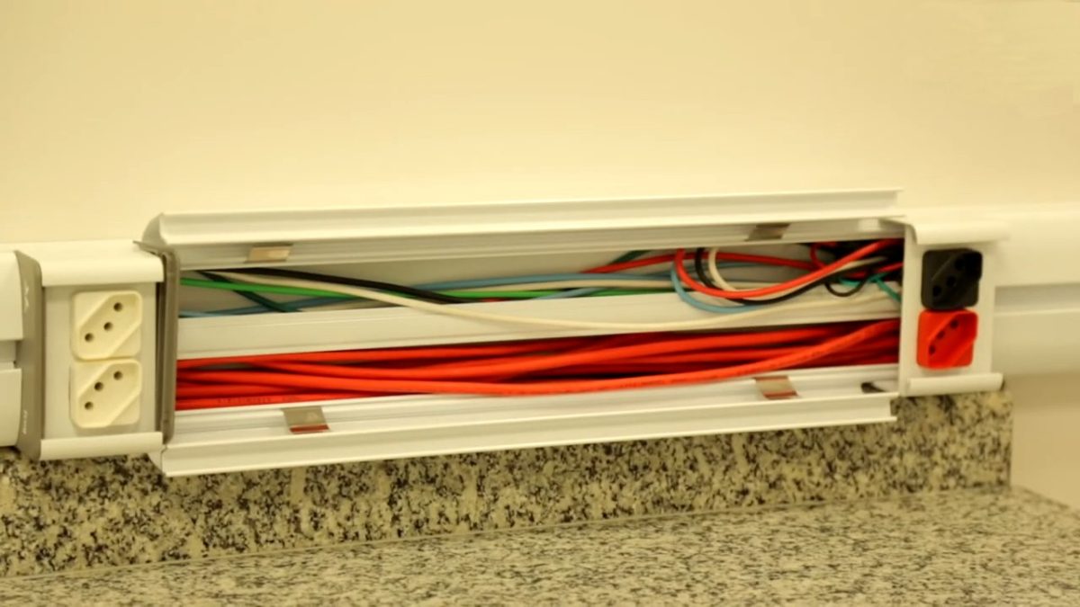 canaletas eletrocalhas colunas Valemam com divisórias internas