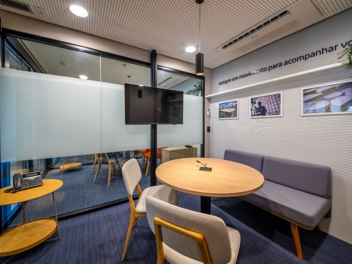 Como levar energia e dados a áreas sem parede em projetos corporativos com coluna articulada EMA da Valemam