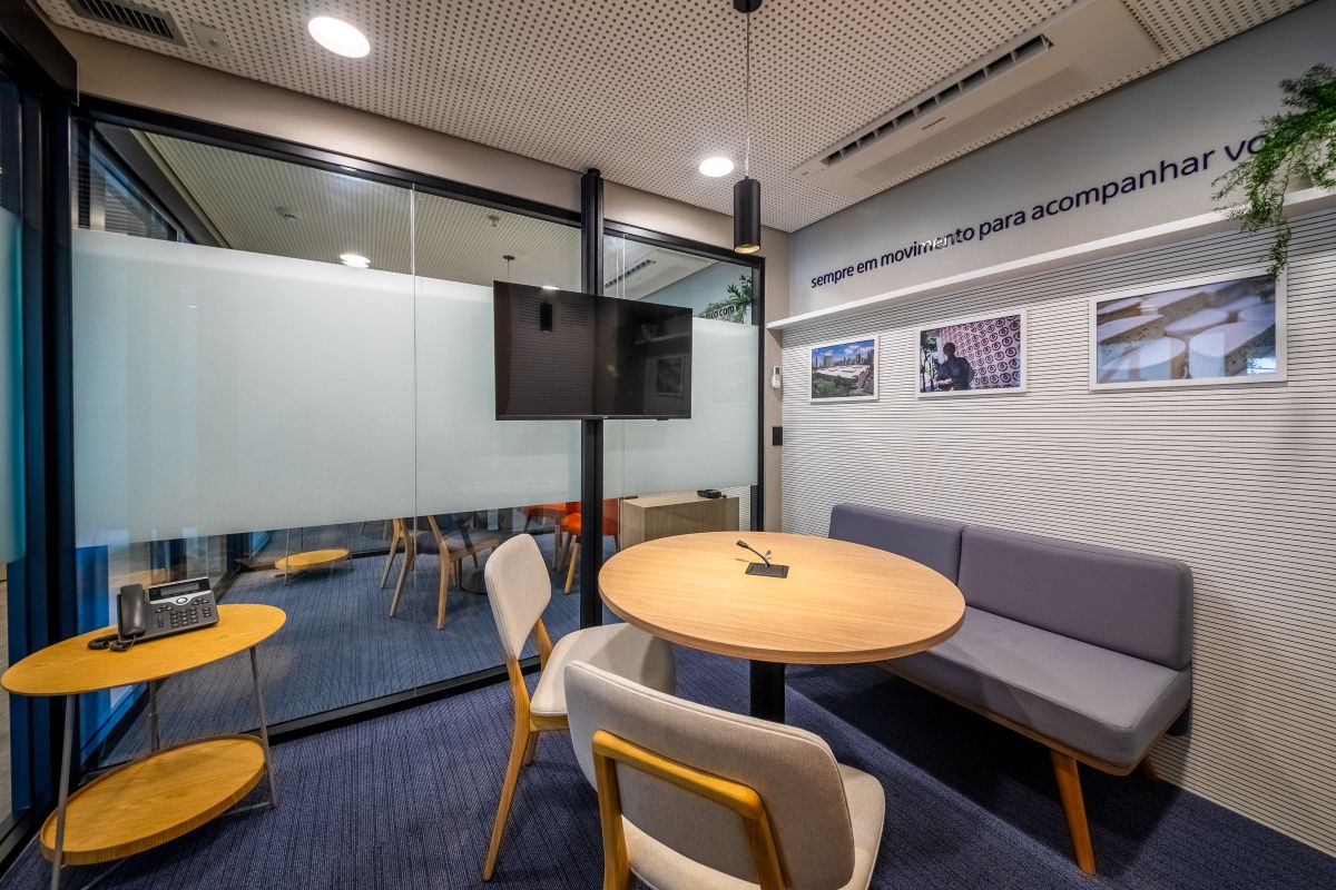 Como levar energia e dados a áreas sem parede em projetos corporativos com coluna articulada EMA da Valemam