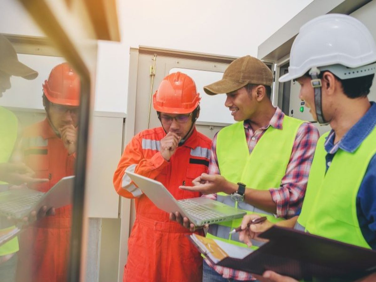 Discussão entre técnicos de elétrica e instrumentação sobre a manutenção do sistema elétrico
