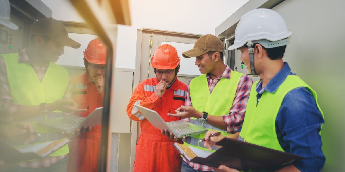 Discussão entre técnicos de elétrica e instrumentação sobre a manutenção do sistema elétrico