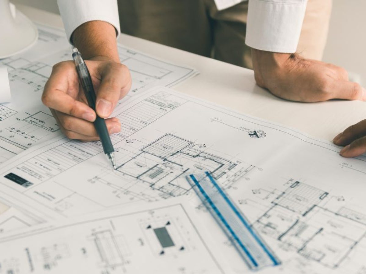 arquitetos e engenheiros discutindo o projeto em reunião de obra