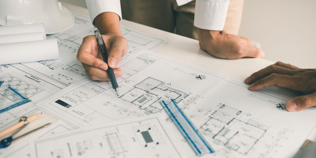 arquitetos e engenheiros discutindo o projeto em reunião de obra