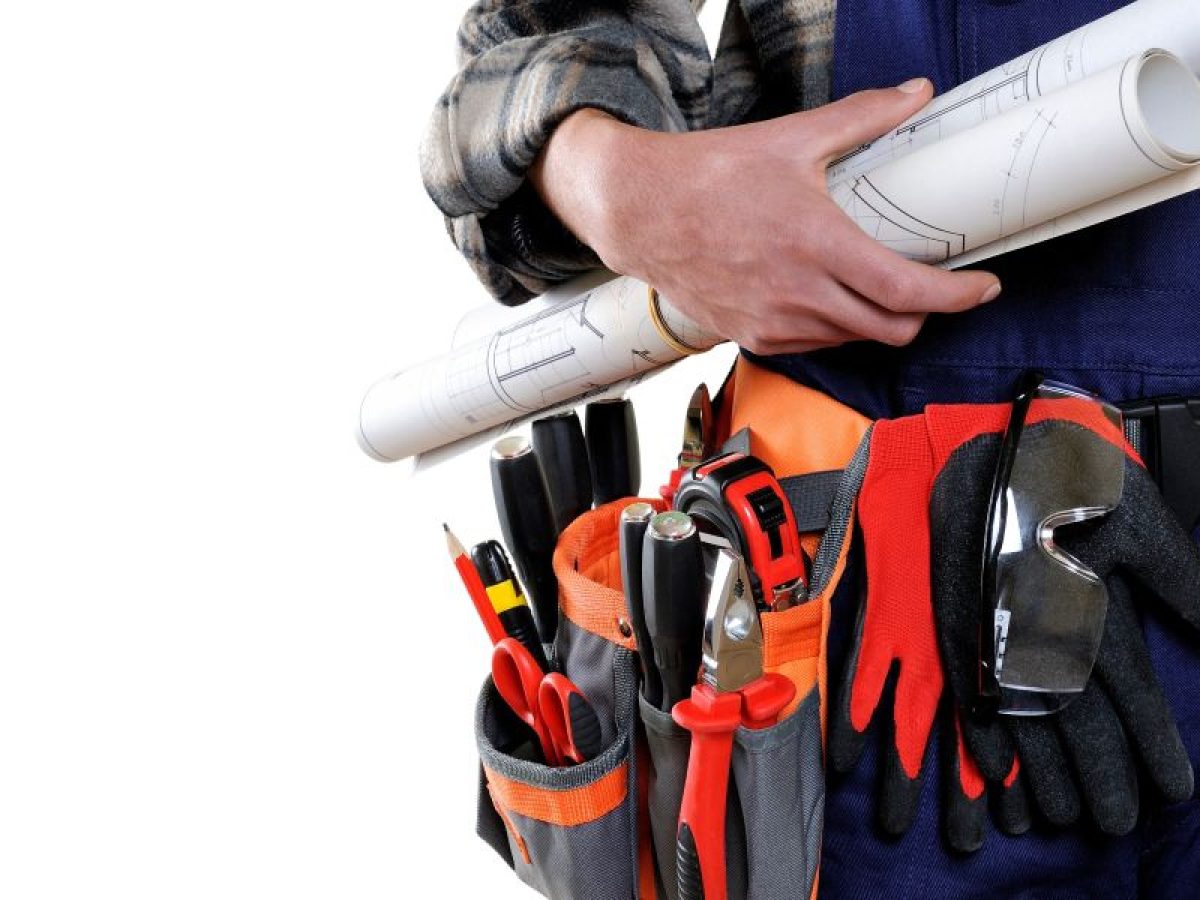 técnico eletricista em uniforme de trabalho com projeto de instalação elétrica para executar