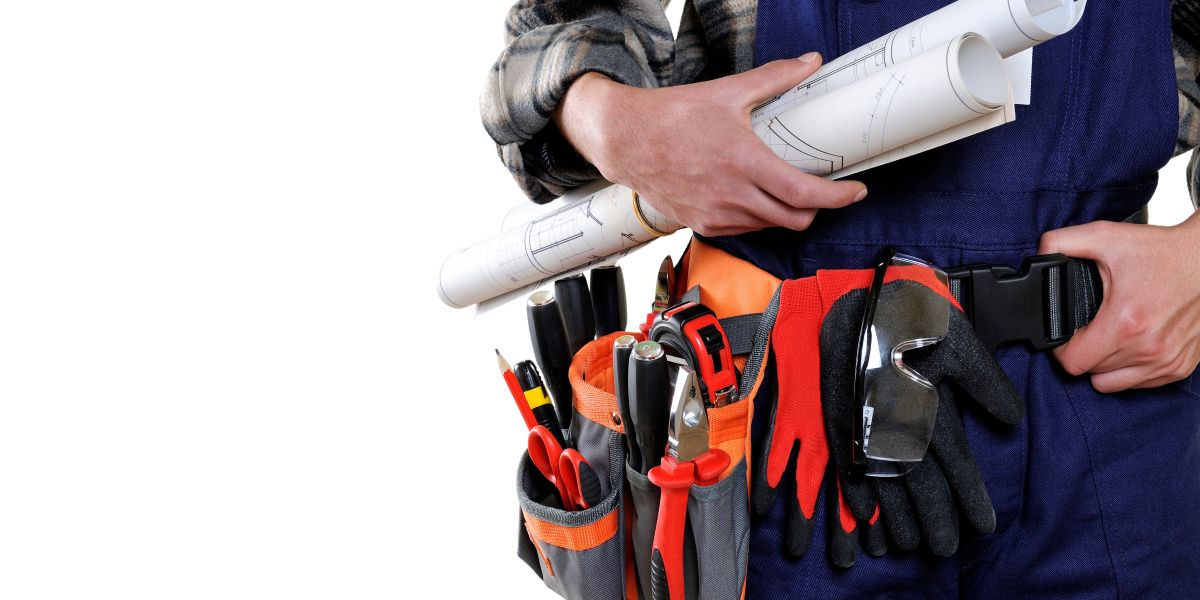 técnico eletricista em uniforme de trabalho com projeto de instalação elétrica para executar