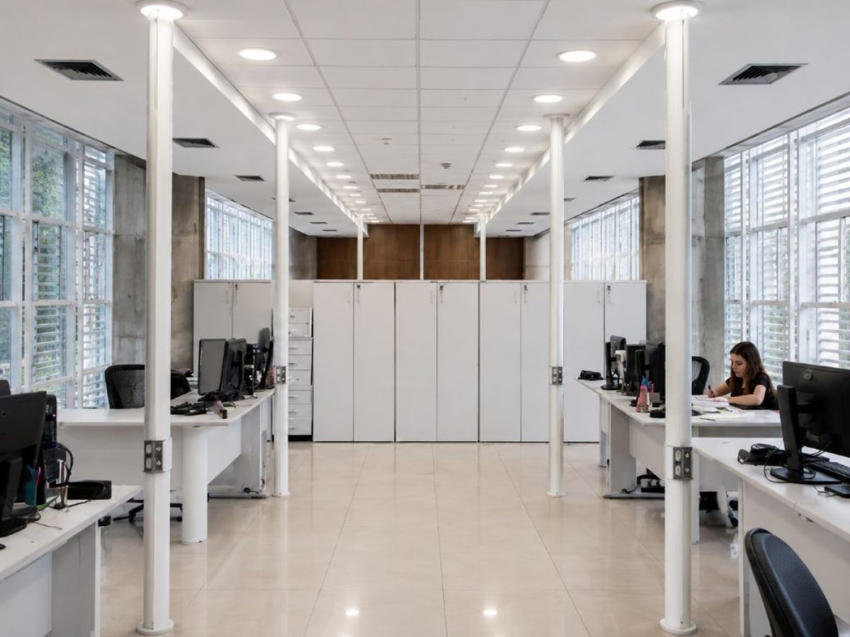 desafios técnicos de projetos com paredes de vidro como distribuir energia sem comprometer o visual com valemam