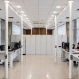 Desafios técnicos de projetos com paredes de vidro: como distribuir energia sem comprometer o visual