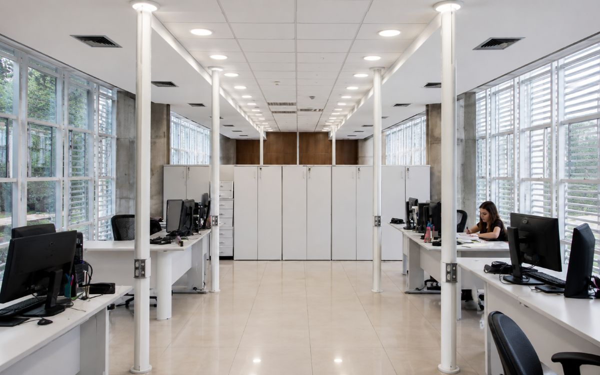 desafios técnicos de projetos com paredes de vidro como distribuir energia sem comprometer o visual com valemam